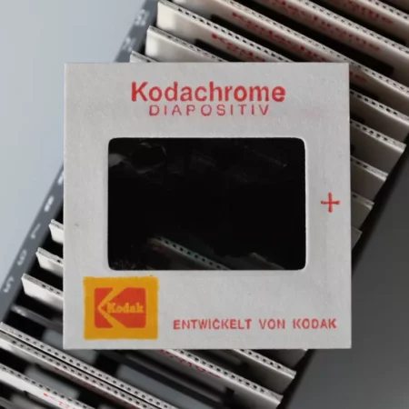 Dias digitalisieren lassen. Kodachrome-Dia liegt auf einem Diamagazin.